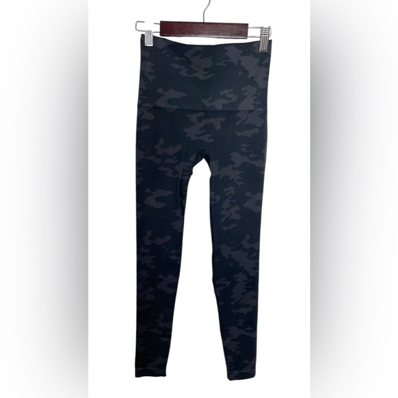 NWT Spanx Look At Me Now Leggings In Black Camo Seamless Size Small - Picture 6 of 7